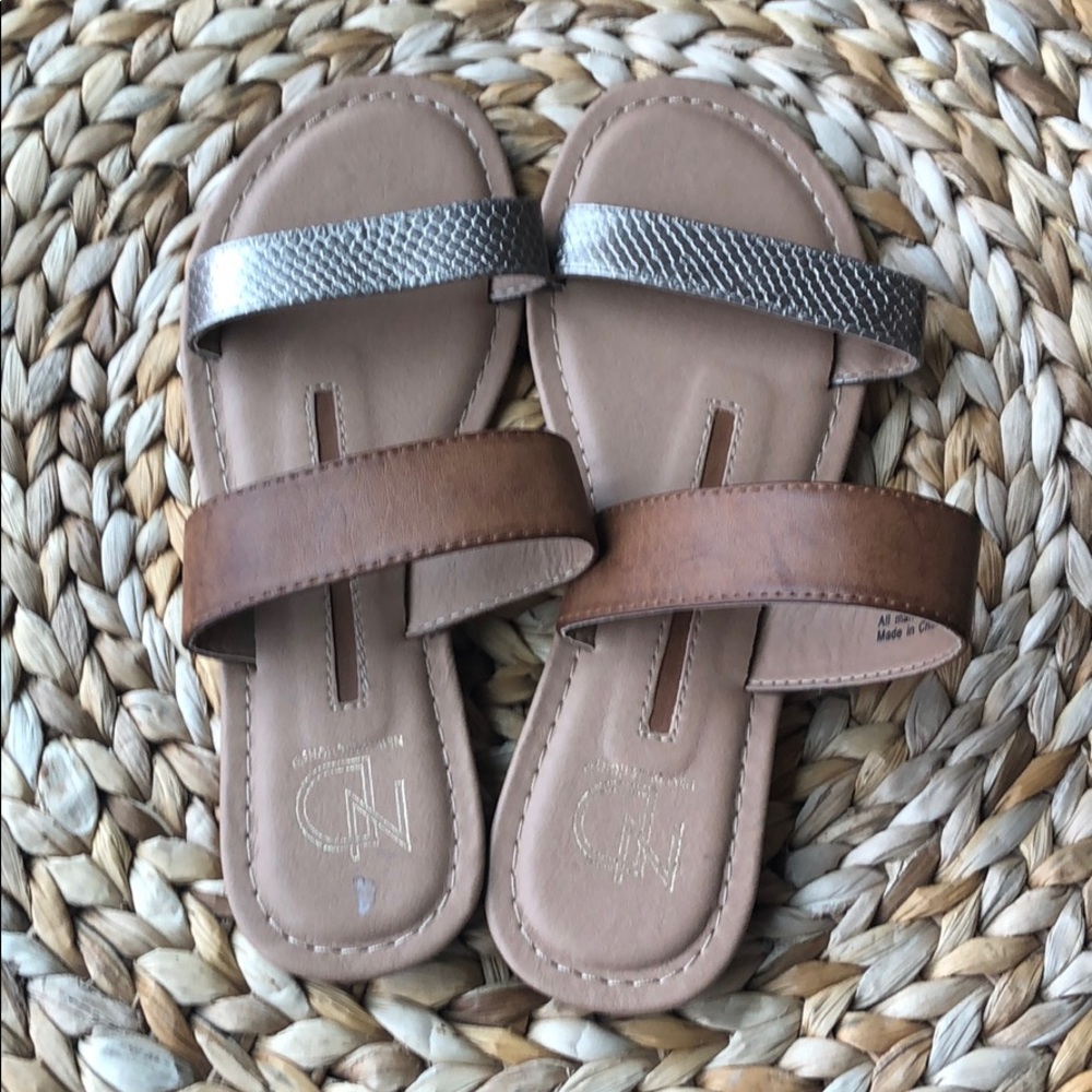 New Directions tan / bronze strap sandals size 6